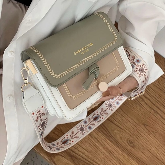 Brand New Crossbody Bag💚 - Picture 1 of 13